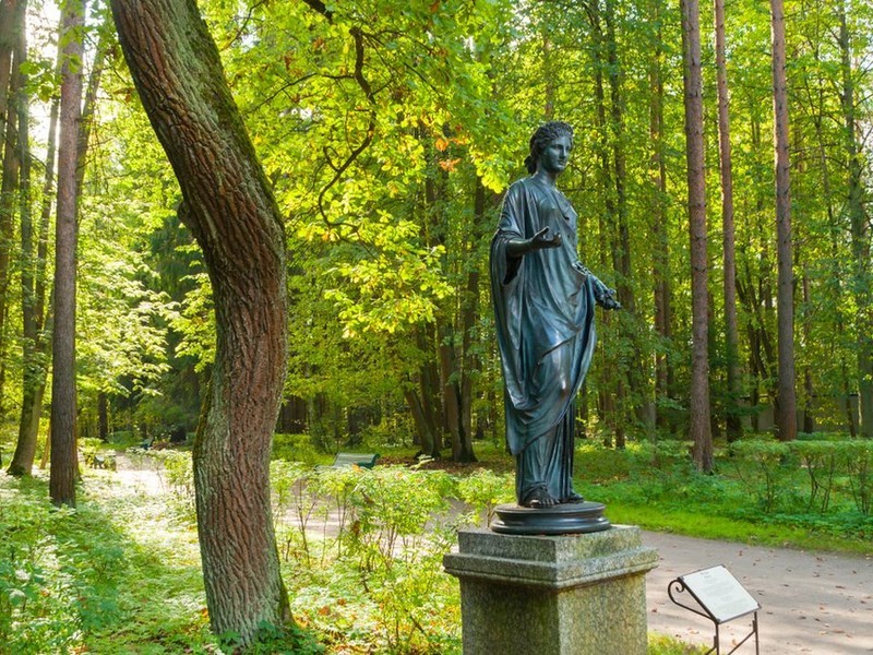 Скульптуры в саду позволят ему выглядеть богато в любое время года.